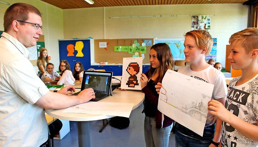 Die Siebtklässler pixeln, und Pfarrer Tobias Schneider programmiert die Grafikentwürfe für das Luther-Computerspiel noch im Unterricht.Foto: Gustav Döttling Die Siebtklässler pixeln, und Pfarrer Tobias Schneider programmiert die Grafikentwürfe für das Luther-Computerspiel noch im Unterricht.Foto: Gustav Döttling