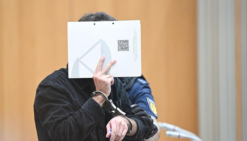 Sulaiman A. hat im Mai 2024 sechs Menschen mit einem Messer auf dem Mannheimer Marktplatz verletzt, der Polizist Rouven Laur starb kurz darauf an seinen Verletzungen. Sulaiman A. hat im Mai 2024 sechs Menschen mit einem Messer auf dem Mannheimer Marktplatz verletzt, der Polizist Rouven Laur starb kurz darauf an seinen Verletzungen.