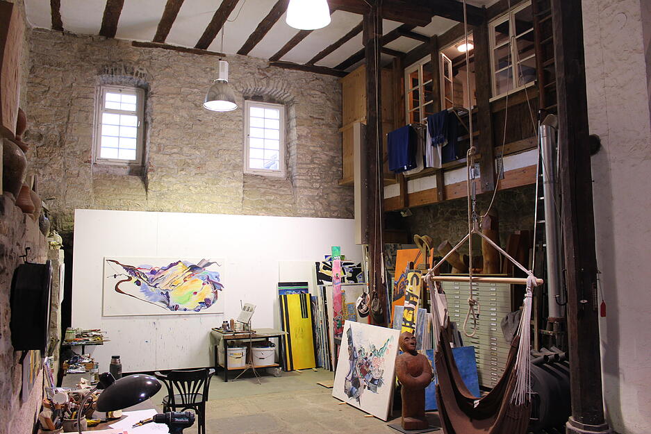 Neben Tieren und der Familie von Hinrich Z&uuml;rn, beheimatet die M&uuml;hle auch das Atelier des K&uuml;nstlers.