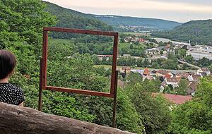 Station drei auf dem Pilgerweg gibt Blick auf das Kochertal frei. Auf der Bank können sich Wanderer ausruhen und die Aussicht wie durch einen Bilderrahmen genießen. Station drei auf dem Pilgerweg gibt Blick auf das Kochertal frei. Auf der Bank können sich Wanderer ausruhen und die Aussicht wie durch einen Bilderrahmen genießen.