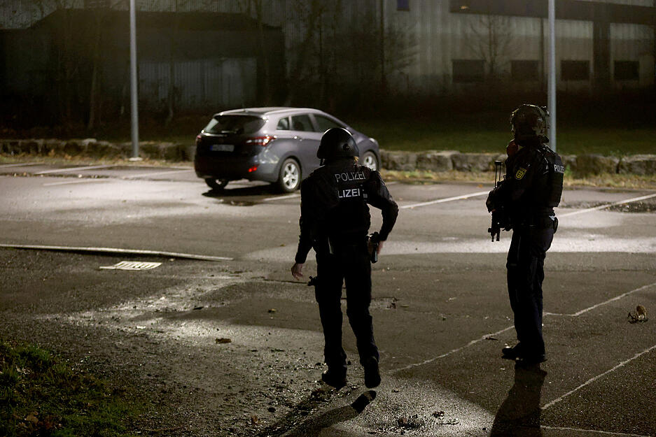 Nach aktuellen Erkenntnissen begab sich eine maskierte Person in die Firma in der Siemensstraße.
