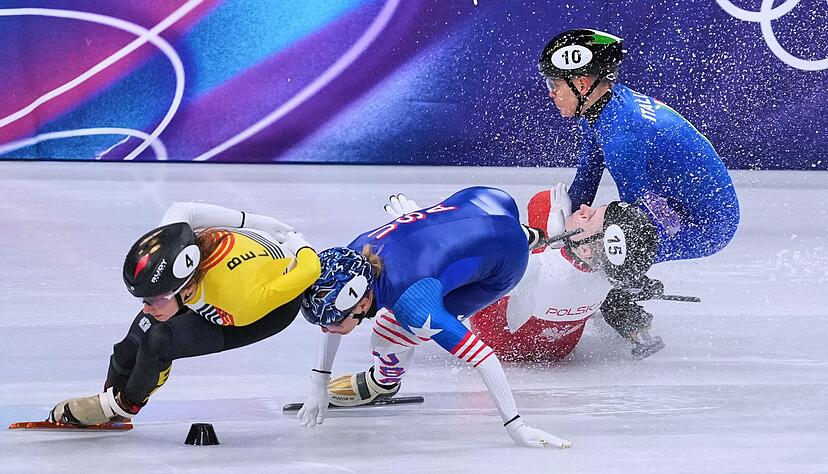 Kamila Sellier st&uuml;rzt im wei&szlig;en Trikot und wird von der Kufe des Schlittschuhs der vor ihr fahrenden Amerikanerin getroffen.