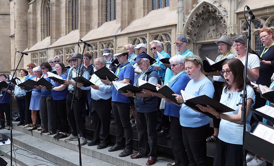 Auf der Treppe der Kilianskirche singt der Projektchor des Chorverbands Schwarzwald-Baar-Heuberg. Auf der Treppe der Kilianskirche singt der Projektchor des Chorverbands Schwarzwald-Baar-Heuberg.
