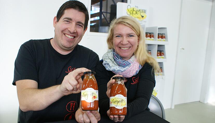 Wollen mit der ersten Heilbronner Currywurstsoße in Flaschen neue Märkte erobern: Andreas und Jasmin Nagel aus Böckingen. In ersten Märkten der Region, bei Edeka oder in der Heilbronner Winery, gibt es die Soße inzwischen.
Fotos: Carsten Friese