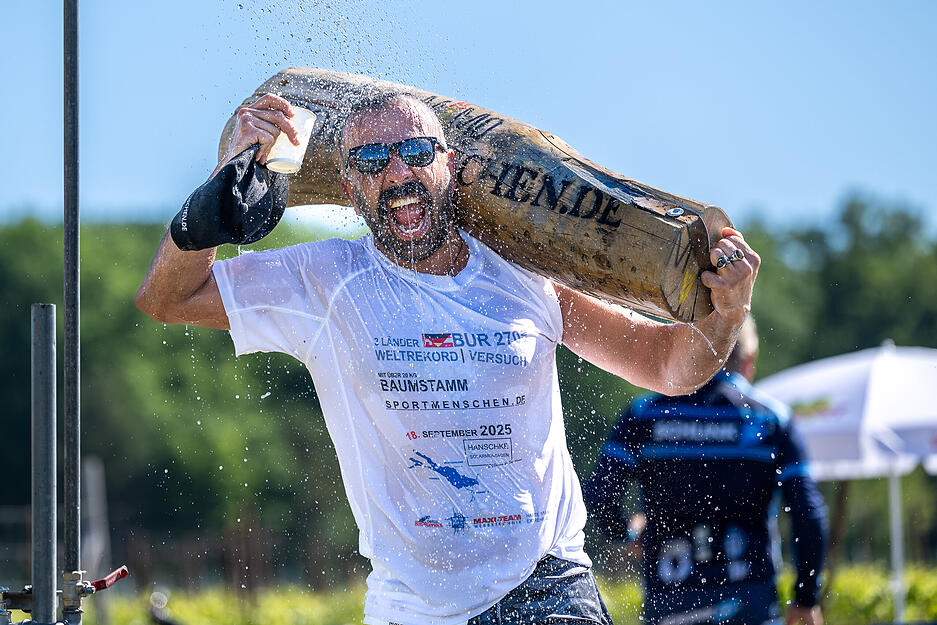 Manchen genügt die Distanz nicht allein als Herausforderung. Bei diesem Läufer muss es für den Trollinger-Marathon noch zusätzliches Gewicht sein. Manchen genügt die Distanz nicht allein als Herausforderung. Bei diesem Läufer muss es für den Trollinger-Marathon noch zusätzliches Gewicht sein.
