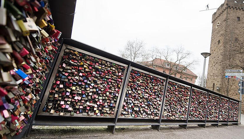 An der G&ouml;tzenturmbr&uuml;cke in Heilbronn k&ouml;nnen Verliebte durch das Aufh&auml;ngen eines Liebesschlosses ihre Beziehung unterstreichen.