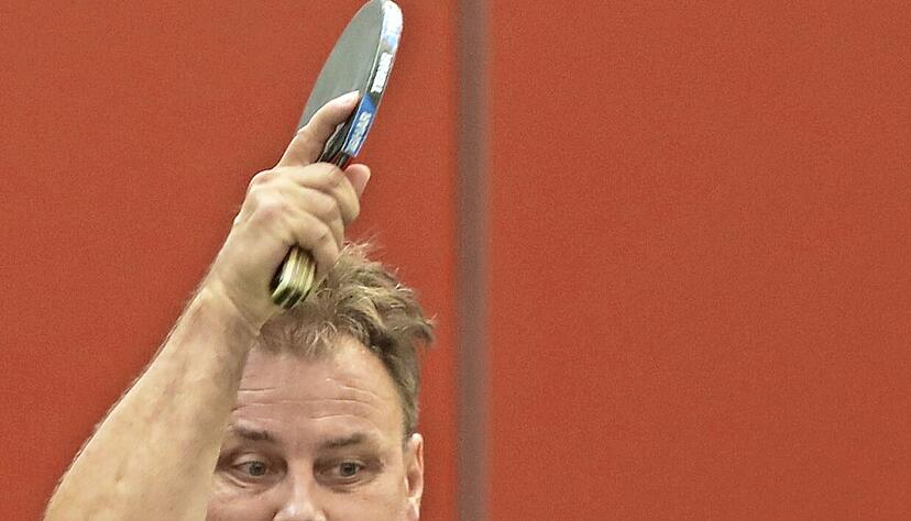 Der ewige Josef Braun beim Vorhand-Topspin.
Foto: Archiv/Bertok Der ewige Josef Braun beim Vorhand-Topspin.
Foto: Archiv/Bertok