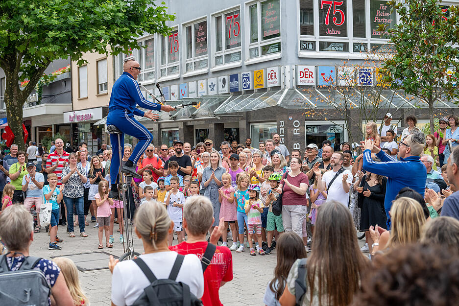Viele Zuschauer versammeln sich in der Heilbronner Innenstadt um die Akrobaten und Straßenkünstler.