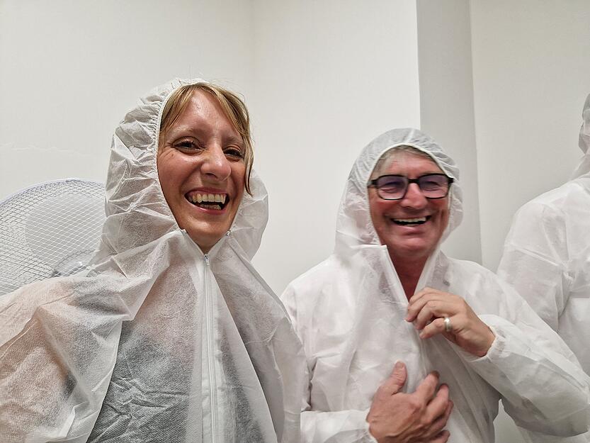 Weil die Pflanzen empfindlich auf Keime und Schädlinge reagieren, ist der Zutritt in die Halle nur mit Schutzanzug gestattet – das gilt auch für Gesundheitsminister Lucha und Isabell Huber, die örtliche CDU-Landtagsabgeordnete.