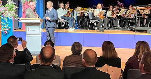 Montagabend 19.46 Uhr: Patrick Wegener hat seinen Amtseid als neuer Oberbürgermeister von Öhringen abgelegt. Montagabend 19.46 Uhr: Patrick Wegener hat seinen Amtseid als neuer Oberbürgermeister von Öhringen abgelegt.