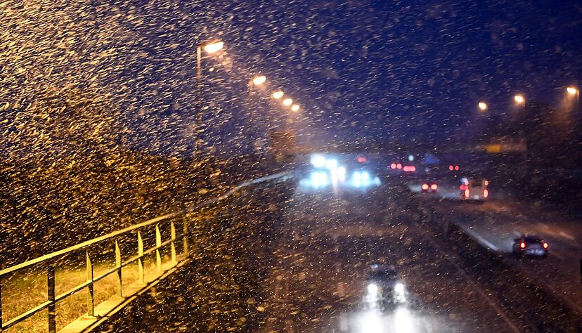 Wie hier auf der A31 im Emsland gab es im Nordwesten oft schwierige Bedingungen auf den Stra&szlig;en.