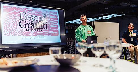 Auf Werbetour: Mit dem interdisziplin&auml;ren Ausstellungsprojekt Beyond Graffiti will Natalis Lorenz (Mitte) Positionen dieser Kunstform in Heilbronn pr&auml;sentieren.