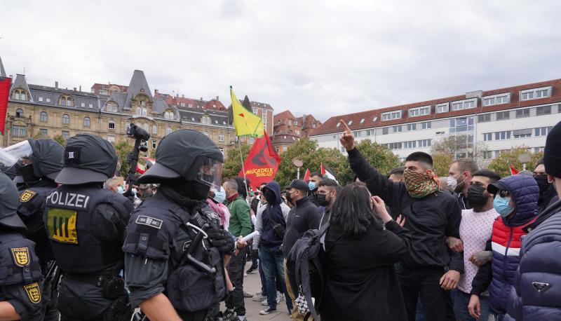 Polizisten stehen bei einer pro-palästinensische Demonstration auf dem Marienplatz.