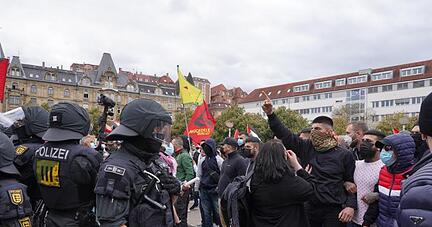 Polizisten stehen bei einer pro-palästinensische Demonstration auf dem Marienplatz.