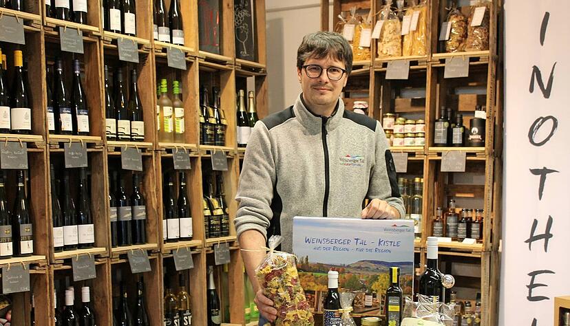 Wolfram Linnebach, Geschäftsführer des Tourismus-Vereins, in der Tourist-Info, die auch eine Vinothek beherbergt. Er bekommt personelle Verstärkung.
Foto: Archiv/Friedrich