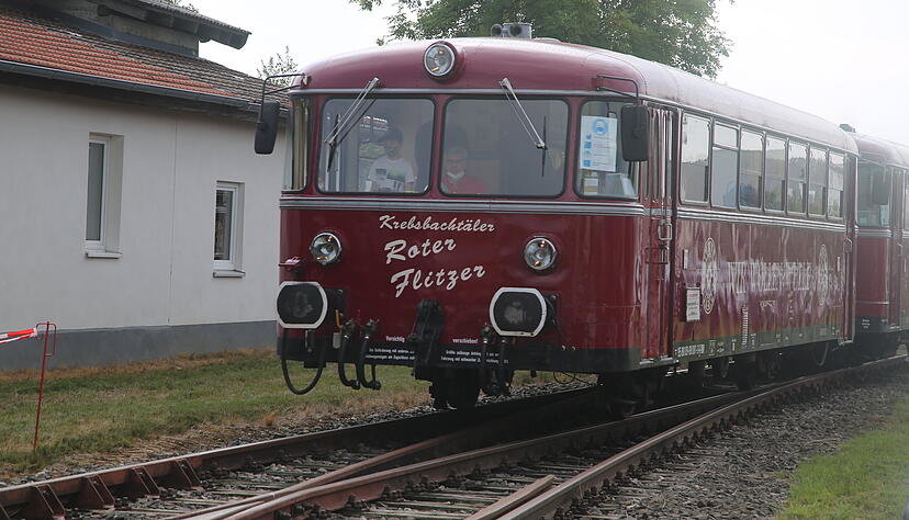 Statt regulärem Personenverkehr gibt es auf der Krebsbachtalbahn seit Jahren Ausflugsfahrten mit historischen Fahrzeugen.