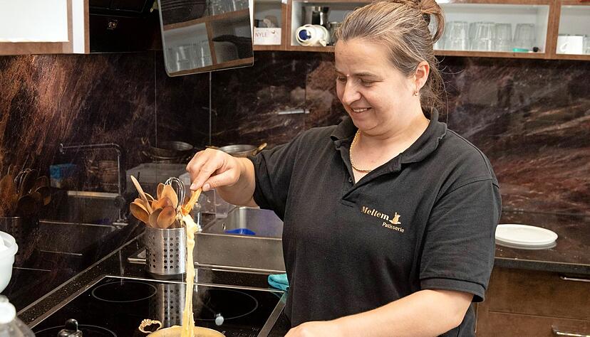 Ebru Dursun bereitet das beliebte türkische Käsefondue Muhlama zu.