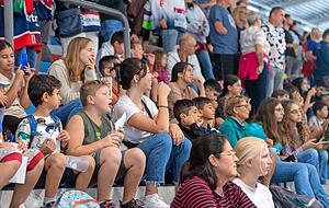 Die rund 1000 Kinder auf der Tribüne hatten ihren Spaß: Sie sahen ein spektakuläres Spiel, sangen und klatschten am Ende mit den Falken-Fans mit. Die rund 1000 Kinder auf der Tribüne hatten ihren Spaß: Sie sahen ein spektakuläres Spiel, sangen und klatschten am Ende mit den Falken-Fans mit.