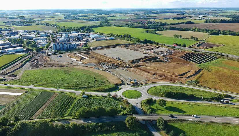 Südlich der A6 (von links oben im Bild schräg nach unten) entsteht die Erweiterung des Neuensteiner Baugebiets Lange Klinge. Südlich der A6 (von links oben im Bild schräg nach unten) entsteht die Erweiterung des Neuensteiner Baugebiets Lange Klinge.