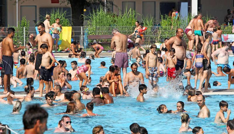 Selten war das gr&ouml;&szlig;te Heilbronner Freibad Neckarhalde voller als am Wochenende: Die Badezeit wurde zwar um eine halbe Stunde verl&auml;ngert. Im Wasserbecken war nur noch Abk&uuml;hlung, aber nicht mehr Schwimmen m&ouml;glich. Foto: Andreas Veigel