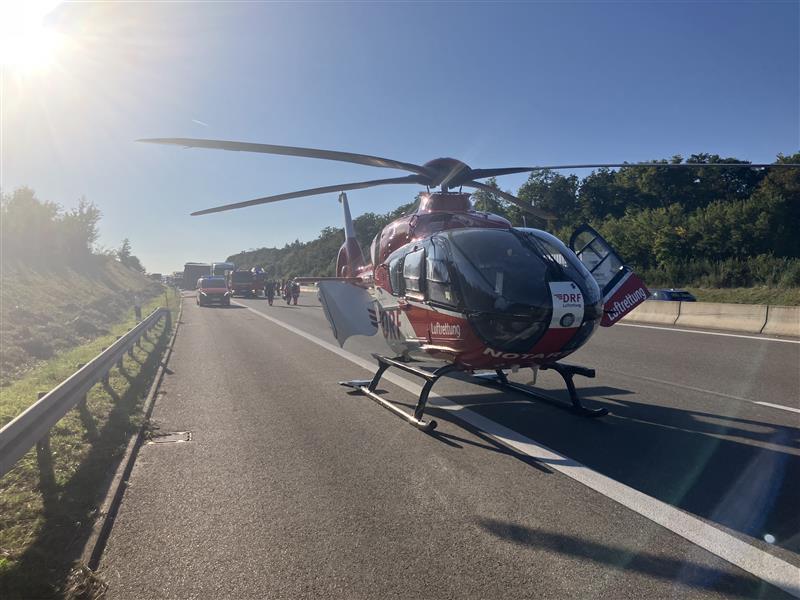 Ein Rettungshubschrauber ist nach dem Unfall auf der A6 bei Bad Rappenau vor Ort.