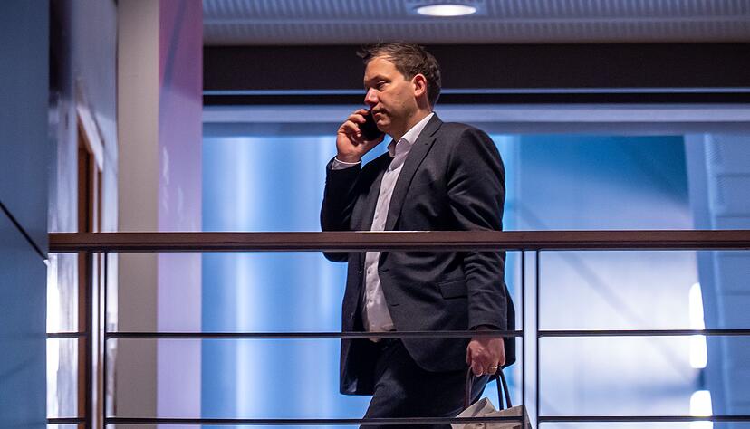 Finanzminister Lars Klingbeil (SPD) muss im Alltag viel Zeit am Handy verbringen - und will es an Weihnachten bewusst ausschalten. (Archivbild)