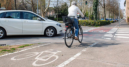 Eine Autofahrerin gewährt einer Fahrradfahrerin die Vorfahrt. Besonders an Einmündungen - wie hier in der Heilbronner Karlstraße - kann es zu brenzligen Situationen kommen. Foto: Archiv/Berger