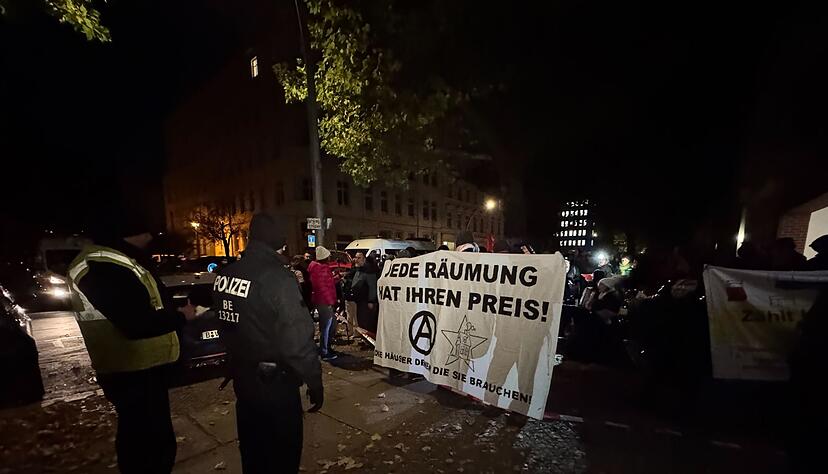 Die Polizei ist im Einsatz bei einem Protest in Berlin-Mitte gegen die Räumung von teilweise besetzten Häusern. Die Polizei ist im Einsatz bei einem Protest in Berlin-Mitte gegen die Räumung von teilweise besetzten Häusern.
