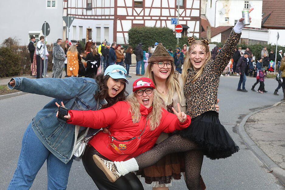 Der Festumzug schlängelt sich durch enge Gassen und über zentrale Straßen der Stadt. Der Festumzug schlängelt sich durch enge Gassen und über zentrale Straßen der Stadt.
