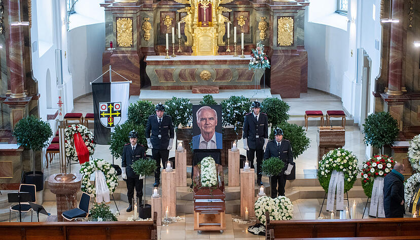 Neckarsulm nimmt Abschied von seinem früheren Oberbürgermeister und Ehrenbürger Dr. Erhard Klotz. Neckarsulm nimmt Abschied von seinem früheren Oberbürgermeister und Ehrenbürger Dr. Erhard Klotz.