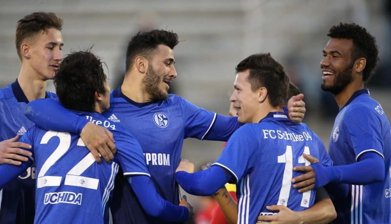 Die Spieler vom FC Schalke 04 feiern den Sieg im Testspiel gegen Oostende. Foto: Tim Rehbein