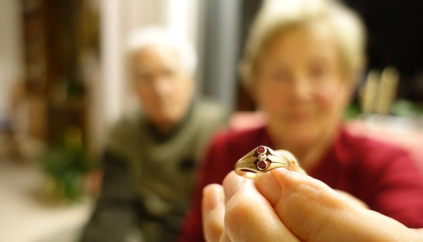 Der Ring, den Gudrun S. jeden Tag am Finger trägt, gehörte einst ihrer Schwiegermutter. Foto: Gleichauf