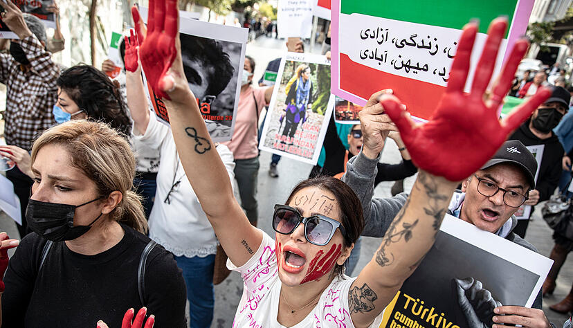 Demonstrantinnen mit rot bemalten Händen und Plakaten skandieren Slogans vor dem iranischen Konsulat. Nach dem Tod einer 22-Jährigen in Teheran kommt es weltweit zu Protesten und Solidaritätskundgebungen.
