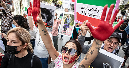 Demonstrantinnen mit rot bemalten Händen und Plakaten skandieren Slogans vor dem iranischen Konsulat. Nach dem Tod einer 22-Jährigen in Teheran kommt es weltweit zu Protesten und Solidaritätskundgebungen.
