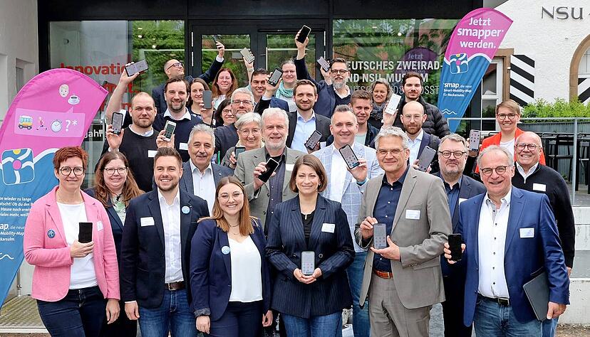 Die Smartphones gez&uuml;ckt: Wer noch kein "Smaper" ist, soll es jetzt werden, findet Klimaschutz-Managerin Carina Puff (vorne Mitte) zum Abschluss des Projekts Mobi-Wert in Neckarsulm.