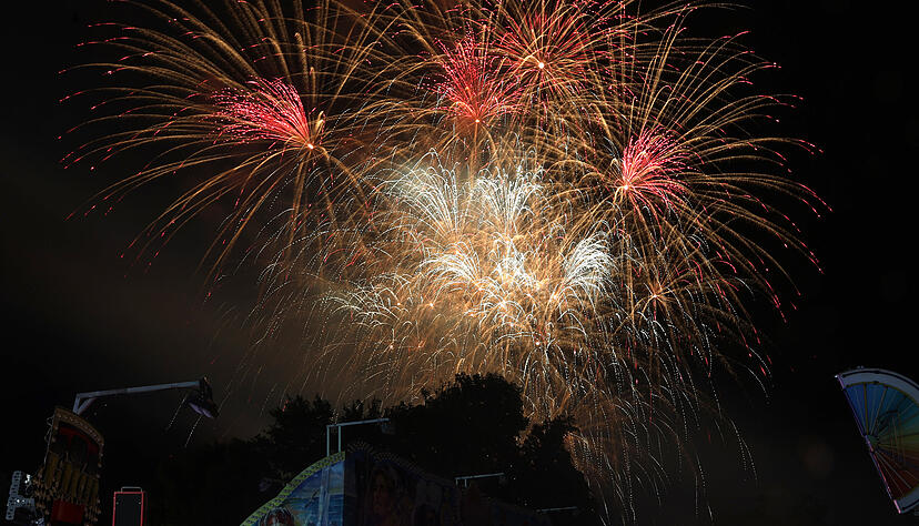 Über 400 Böller schießt Pyrotechniker René Calmez in den Nachthimmel.