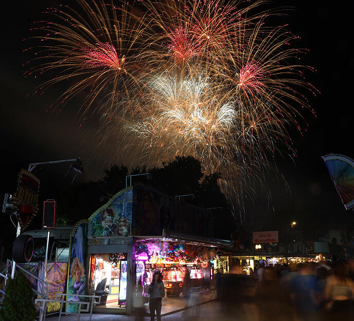 &Uuml;ber 400 B&ouml;ller schie&szlig;t Pyrotechniker Ren&eacute; Calmez in den Nachthimmel.
