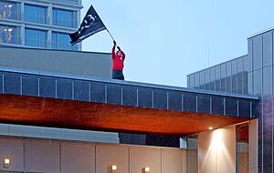 Der soll über eine Leiter auf das Dach gelangt sein.