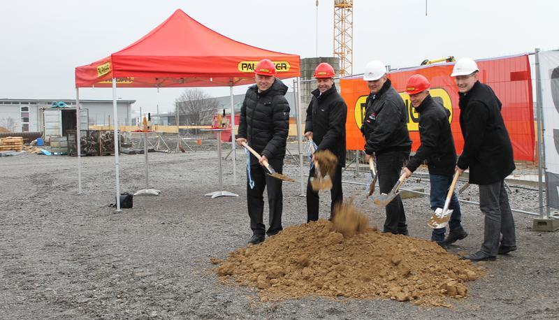 B&uuml;rgermeister Thomas Kn&ouml;dler, Gesch&auml;ftsf&uuml;hrer Norbert Karrer, Norbert Bauer (Wildermuth), Niederlassungsleiter Uwe Falk, Markus Baier (Schmid) (v.l.).
Foto: Paul