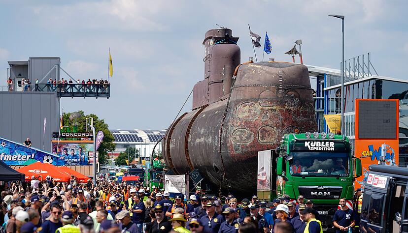 Das Marine-U-Boot U17 kommt in Sinsheim an. Das Marine-U-Boot U17 kommt in Sinsheim an.