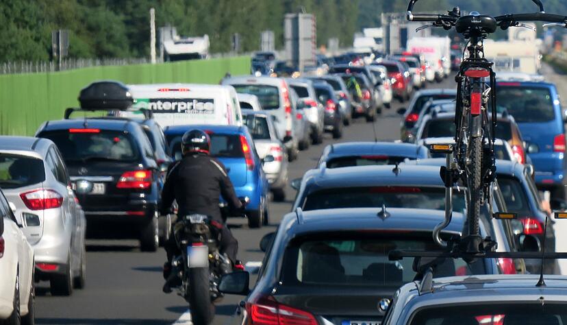Nein, so nicht: Das Befahren einer Rettungsgasse ist verboten - auch f&uuml;r Motorradfahrer.
