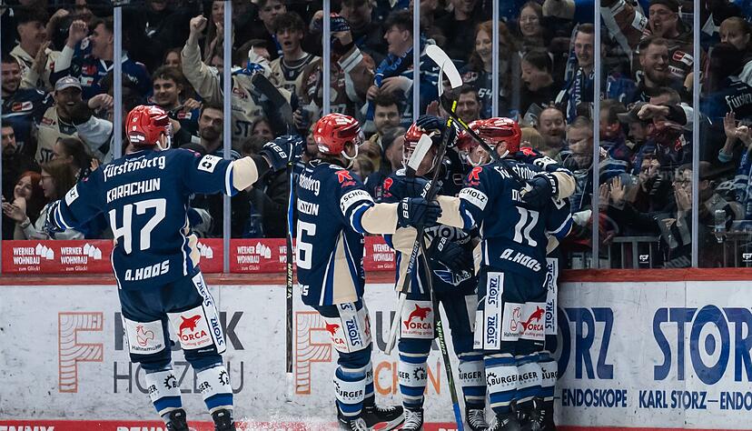 Die Schwenninger Wild Wings jubeln über den Sieg im zweiten Match der Pre-Playoffs. Die Schwenninger Wild Wings jubeln über den Sieg im zweiten Match der Pre-Playoffs.