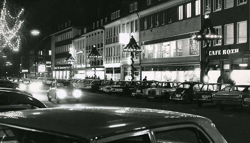 Zusammengestellt von Archiv und Dokumentation der Heilbronner Stimme 

Adolf Roth aus Hohenlohe übernimmt 1919 das Café Ebenhoch in der Lohtorstraße und benennt es in Café Roth um. Nach der Zerstörung im Zweiten Weltkrieg beginnt die Familie in der Weinsberger Straße neu und zieht 1952 zurück an ihre alte Wirkungsstätte.  Aufnahme aus Dezember 1971.
