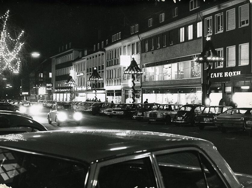 Zusammengestellt von Archiv und Dokumentation der Heilbronner Stimme 

Adolf Roth aus Hohenlohe übernimmt 1919 das Café Ebenhoch in der Lohtorstraße und benennt es in Café Roth um. Nach der Zerstörung im Zweiten Weltkrieg beginnt die Familie in der Weinsberger Straße neu und zieht 1952 zurück an ihre alte Wirkungsstätte.  Aufnahme aus Dezember 1971.
