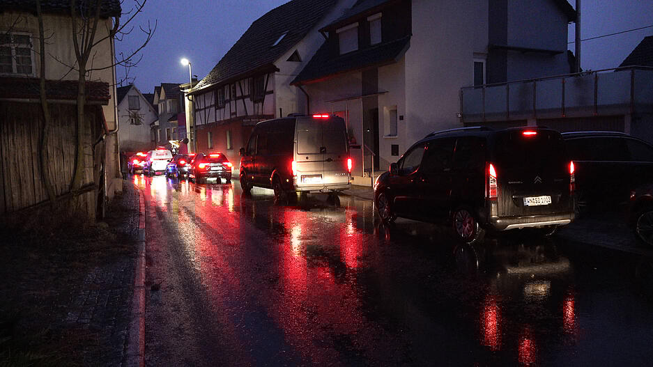 Bis zum Mittag soll die Glatteisgefahr durch gefrierenden Regen anhalten.