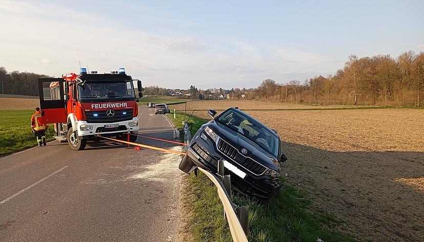 Bergungsarbeiten nach einem Unfall mit vier beteiligten Fahrzeugen zwischen Kirchardt und Bergwangen.