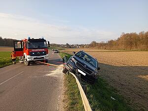 Bergungsarbeiten nach einem Unfall mit vier beteiligten Fahrzeugen zwischen Kirchardt und Bergwangen.