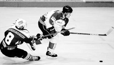 Unaufhaltsam zog Martin Melchert (rechts) davon und erzielte den ersten Treffer für die Heilbronner Falken. Am Ende hieß es gegen den SC Riessersee 6:1. (Foto: Andreas Veigel)