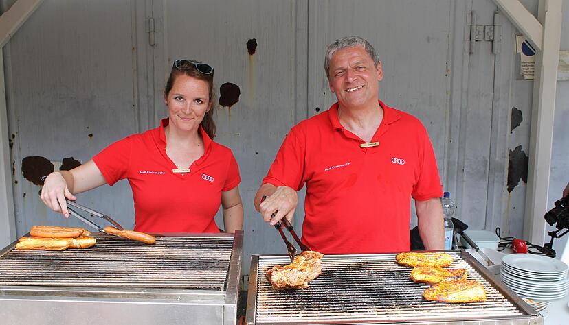 Hier grillt der Chef: Audi-Werkleiter Helmut Stettner und Claudia Scheuenpflug von der Audi-Rechtsabteilung braten Würste und Schnitzel beim Gildetreff. Foto: Buchholz