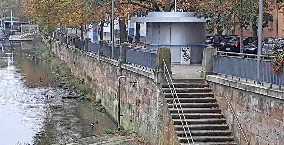 So sieht das Neckarufer entlang der Oberen Neckarstra&szlig;e aktuell aus. Direkt am Neckar sitzen, ist aktuell nicht m&ouml;glich. Das soll sich mit der Promenade &auml;ndern.